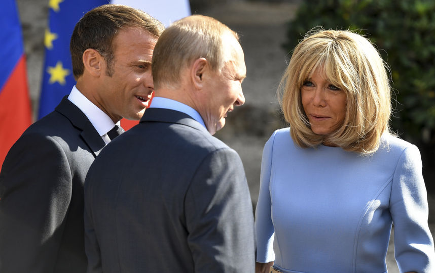 Владимир Путин, Эммануэль Макрон и Брижит Макрон. Фото AFP