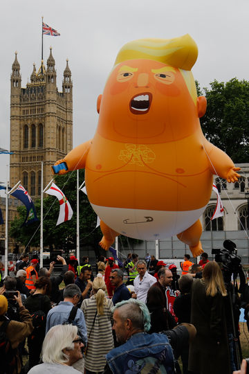 "Малыш Трамп" поднялся в небо: в Лондоне запустили надувной шар в виде младенца