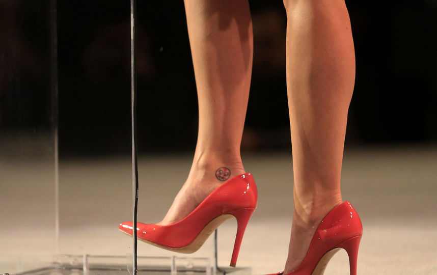 Самый популярный смайлик с женской обувью - изображение красной туфли на высоком каблуке. Фото Getty