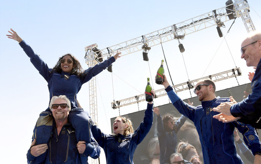 На плечах у Брэнсона – Сириша Бандла, вице-президент по связям с правительством. Она тоже была в ракетоплане, всего там находились 4 пассажира. Фото AFP