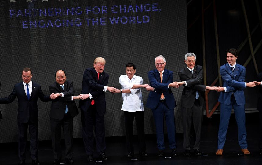 Традиционное рукопожатие АСЕАН. Фото AFP