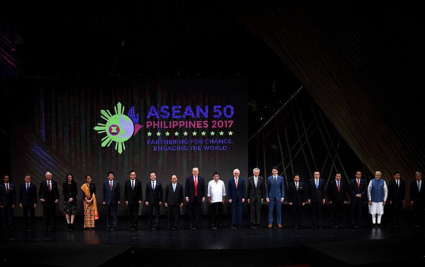 Традиционное рукопожатие АСЕАН. Фото AFP