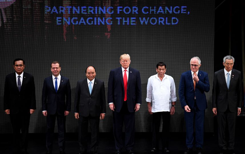 Традиционное рукопожатие АСЕАН. Фото AFP