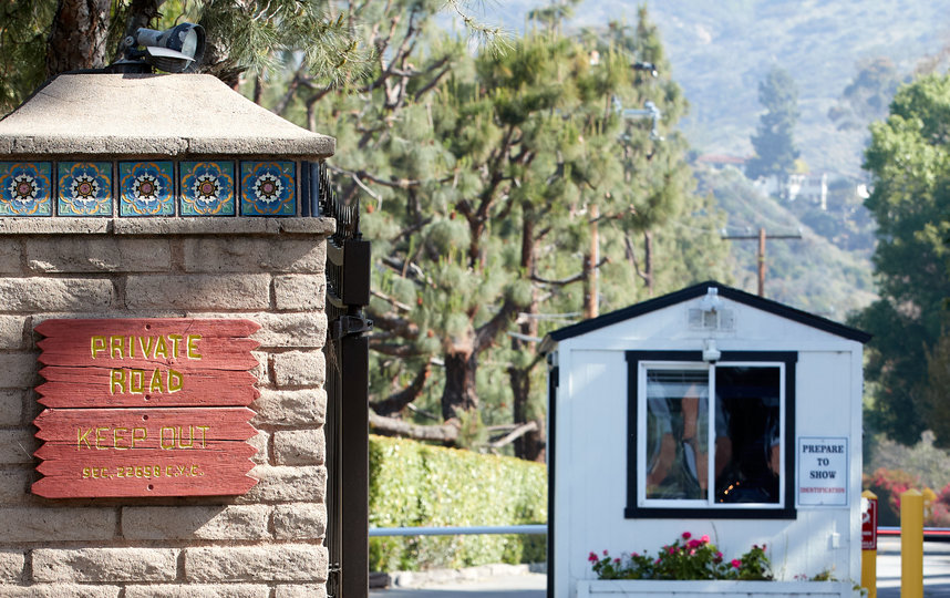 Въезд в Serra Retreat — частное закрытое сообществов Малибу. Фото AFP