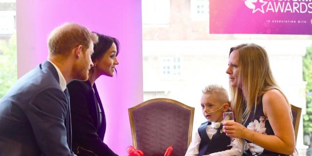 Меган и Гарри общаются с Макензи и его мамой Эми на WellChild Awards.