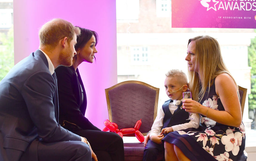 Меган и Гарри общаются с Макензи и его мамой Эми на WellChild Awards. Фото Getty