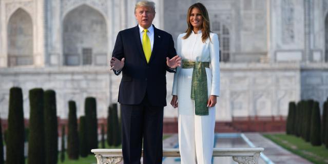 Дональд и Мелания Трамп посетили мавзолей-мечеть Тадж-Махал.
