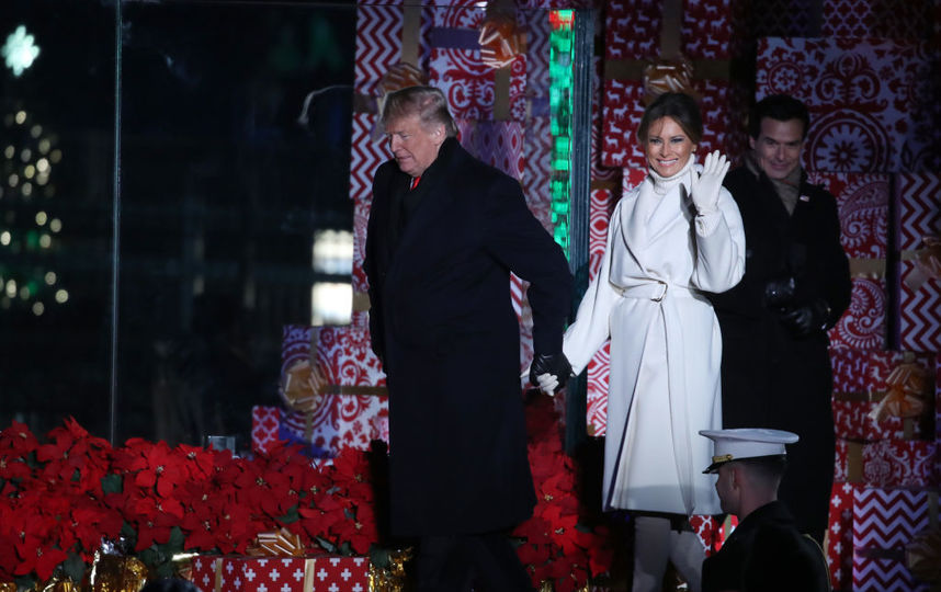 Мелания Трамп в ослепительно-белом наряде зажгла огни на главной рождественской ели США. Фото