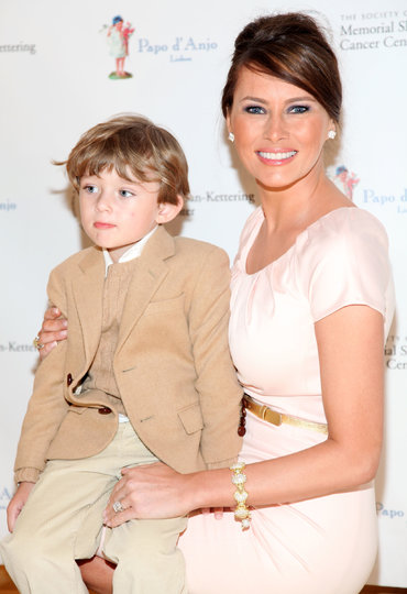 Мелания Трамп с сыном Бэрроном, 2009 год. Фото Getty