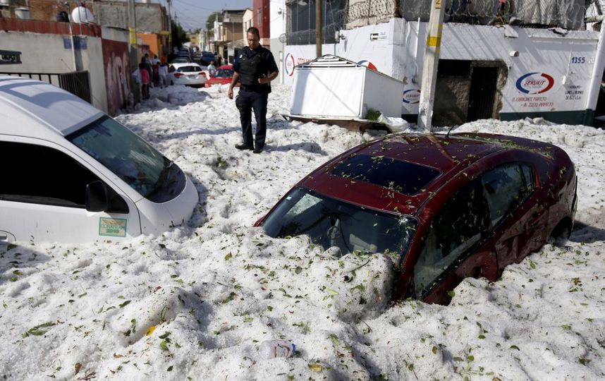 Мексиканский город засыпало двухметровым слоем льда