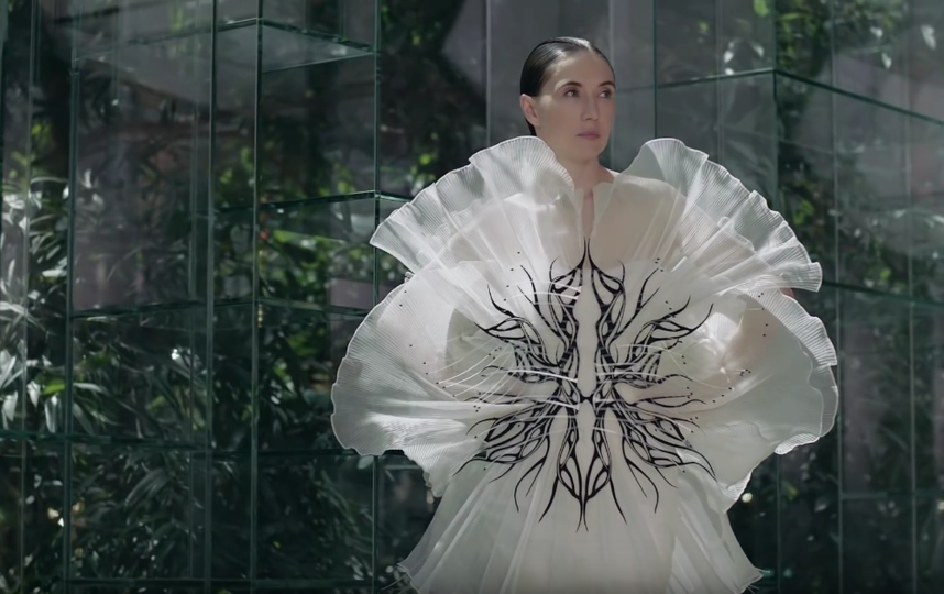Мелисандра из "Игры престолов" стала моделью на показе Iris van Herpen