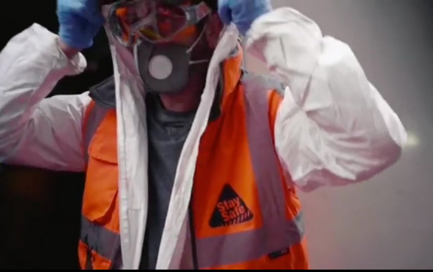 Бэнкси (на опубликованном видео действительно он) впервые показал свое лицо. Фото instagram.com/banksy/