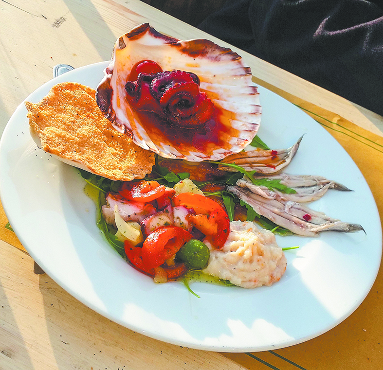 Тушёный в помидорах осьминог. Фото "Metro"