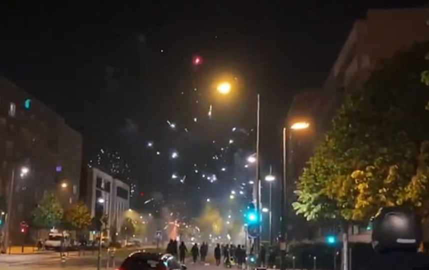 Выходцы из арабских стран атаковали полицейских. Фото скриншот Twitter @T_Bouhafs