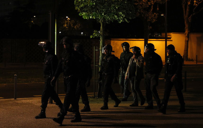 Выходцы из арабских стран атаковали полицейских. Фото AFP