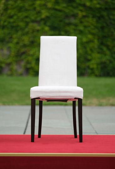 Тот самый стул с белой тканью, на котором сидели Меркель и Санду. Фото Getty