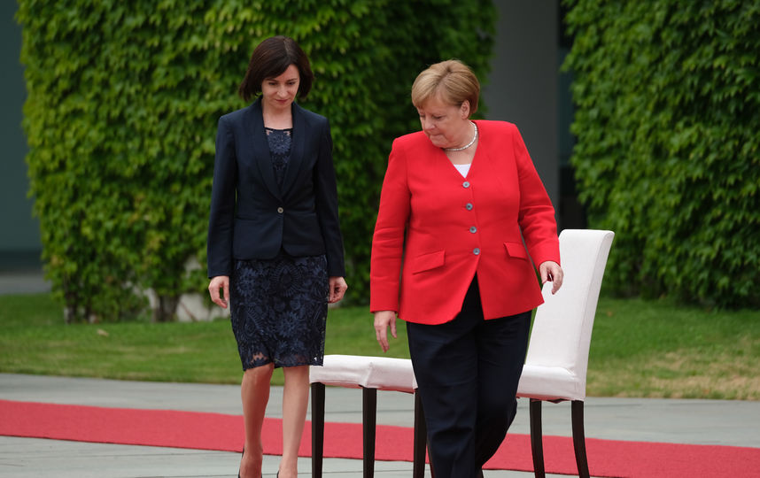 После прослушивания гимнов политики удалились на беседу. Фото Getty