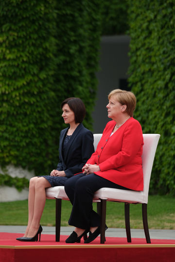 Ангела Меркель и Майя Санду во время церемонии исполнения гимнов. Фото Getty