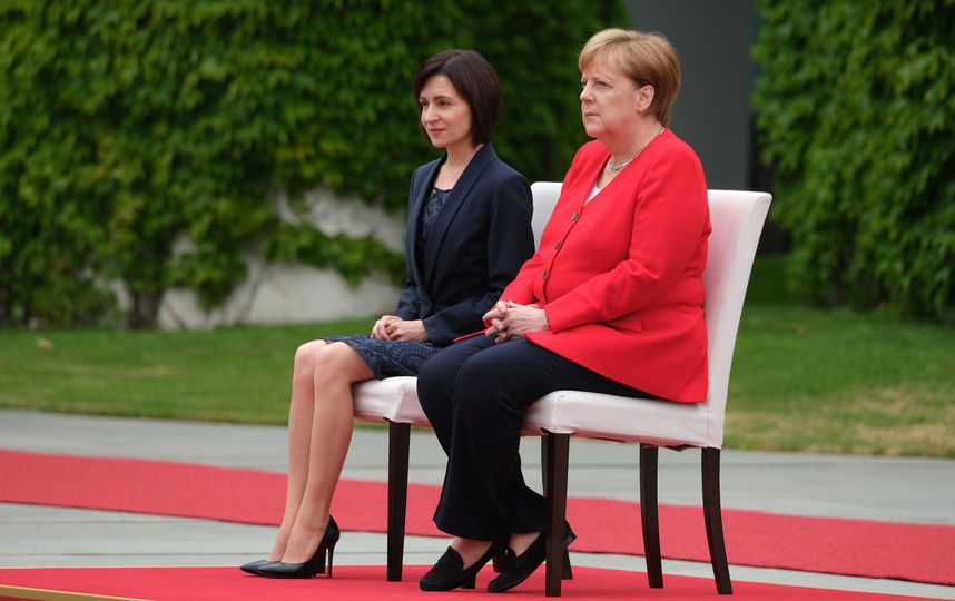 Ангела Меркель и Майя Санду во время церемонии исполнения гимнов. Фото Getty