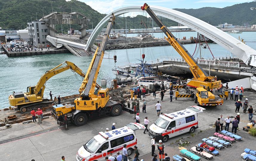 На северо-востоке Тайваня обрушился мост. Фото AFP