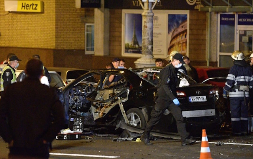 На месте взрыва автомобиля в центре Киева возле Бессарабского рынка. Погиб один человек. Фото РИА Новости