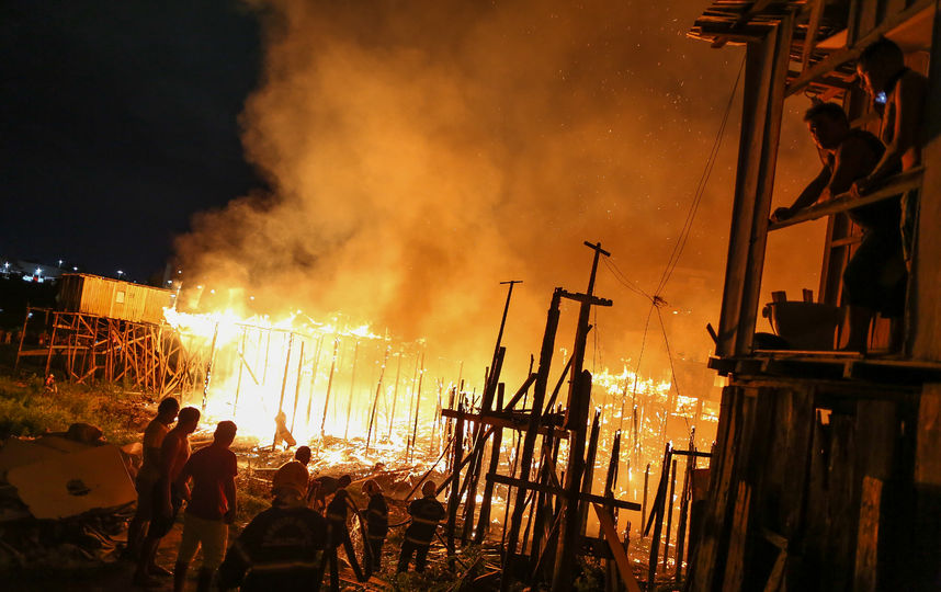 Около 600 домов уничтожено в результате пожара. Фото AFP