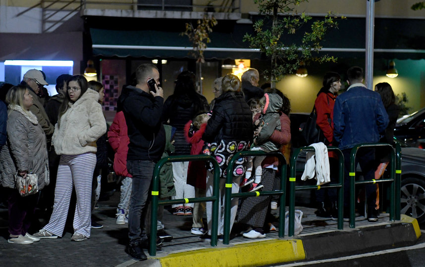 Жители Тираны после землетрясения. Фото AFP
