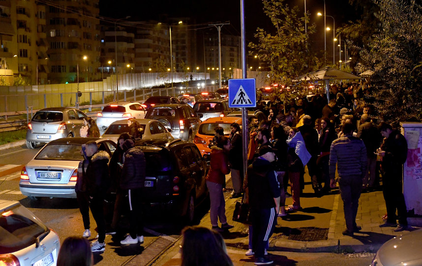 Жители Тираны после землетрясения. Фото AFP