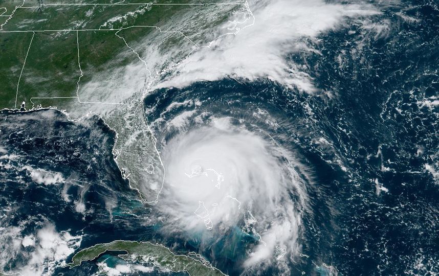 В настоящее время "Дориан" ослаб до третьей категории из пяти возможных. Фото AFP