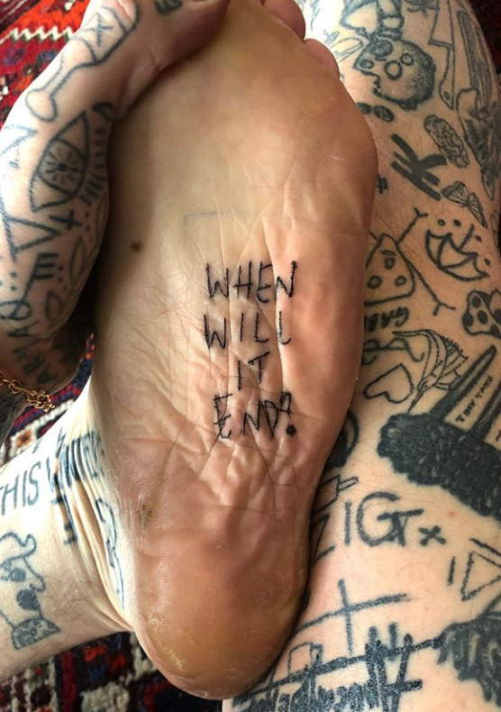 На подошве ступни Крис набил: "Когда же это закончится?” – намекая на самоизоляцию и пандемию. Фото Instagram @adverse.camber