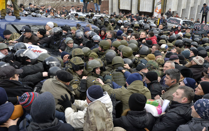 Борьба за Михаила Саакашвили в Киеве обернулась стычками с силовиками. Фото AFP