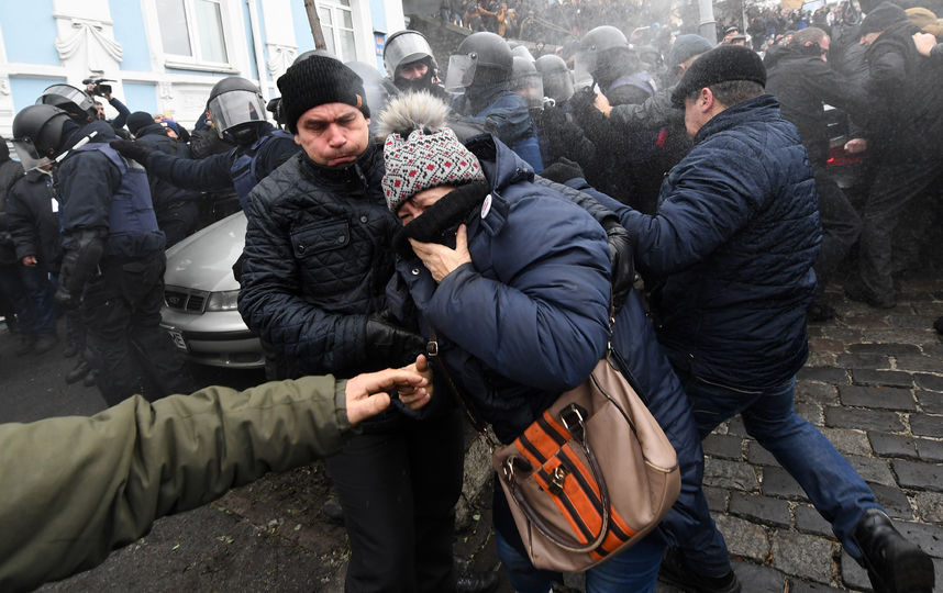 Борьба за Михаила Саакашвили в Киеве обернулась стычками с силовиками. Фото AFP