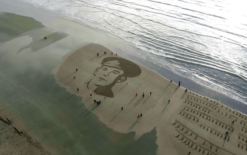 На пляжах Британии появились песчаные портреты павших солдат