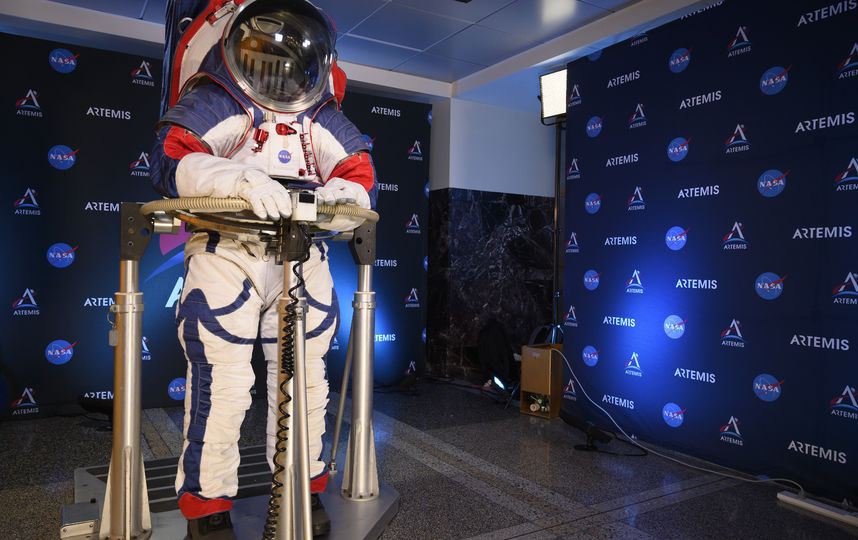 НАСА представило скафандры для лунной миссии. Фото AFP