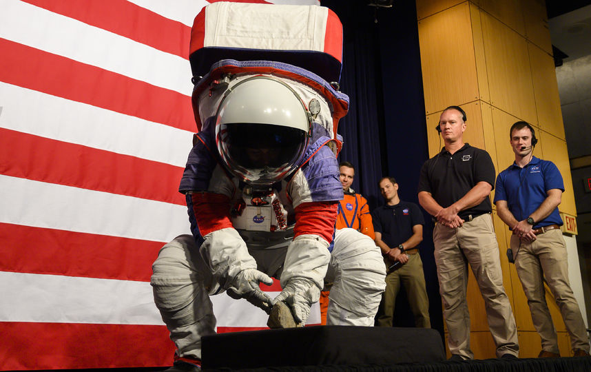НАСА представило скафандры для лунной миссии. Фото AFP