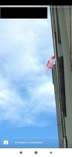 Яна рассказала, что прямо сейчас видит из окна вывешенные соседями исторические бело-красно-белые флаги и слышит с улицы песню группы "Кино" "Перемен", ставшую гимном протеста в Белоруссии. Фото предосталено героиней материала