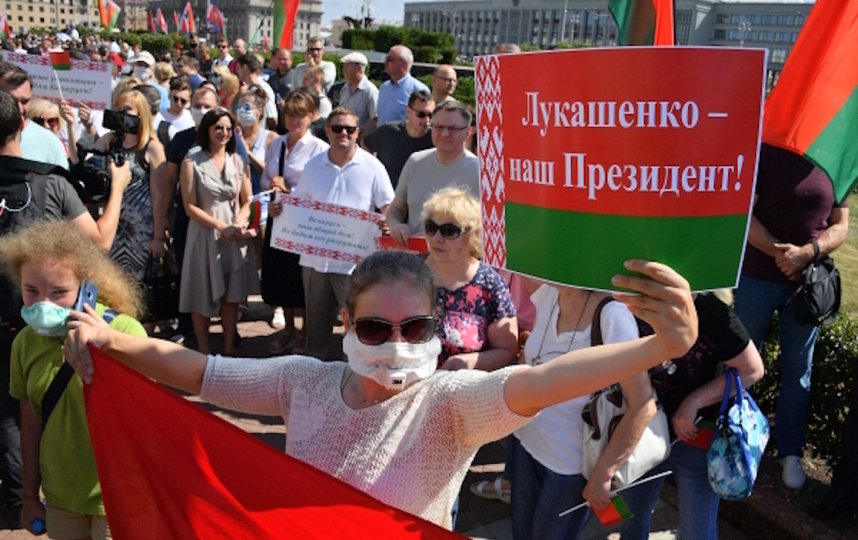 Александр Лукашенко и митинг в его поддержку. Фото РИА Новости