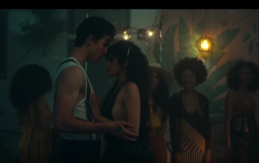 10. Shawn Mendes, Camila Cabello – Senorita. Фото скриншот: youtube.com/watch?v=Pkh8UtuejGw