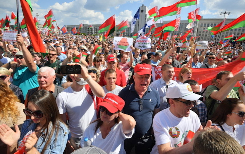 Александр Лукашенко и митинг в его поддержку. Фото РИА Новости