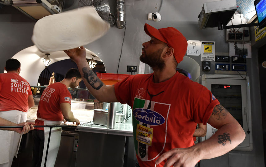 Приготовление неаполитанской пиццы. Фото AFP