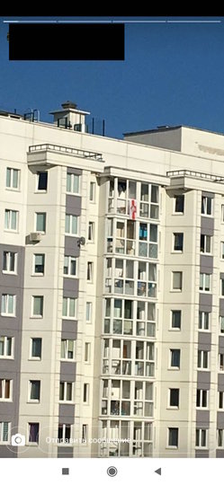 Яна рассказала, что прямо сейчас видит из окна вывешенные соседями исторические бело-красно-белые флаги и слышит с улицы песню группы "Кино" "Перемен", ставшую гимном протеста в Белоруссии. Фото предосталено героиней материала