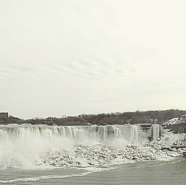 Ледяными видами восхищаются пользователи в Сети. Фото Скриншот instagram.com/naxii_flyer/
