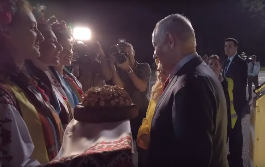 Биньямин Нетаньяху и Сара Нетаньяху в аэропорту Киева. Фото скриншот youtube.com/watch?v=Z992hoR9s8k