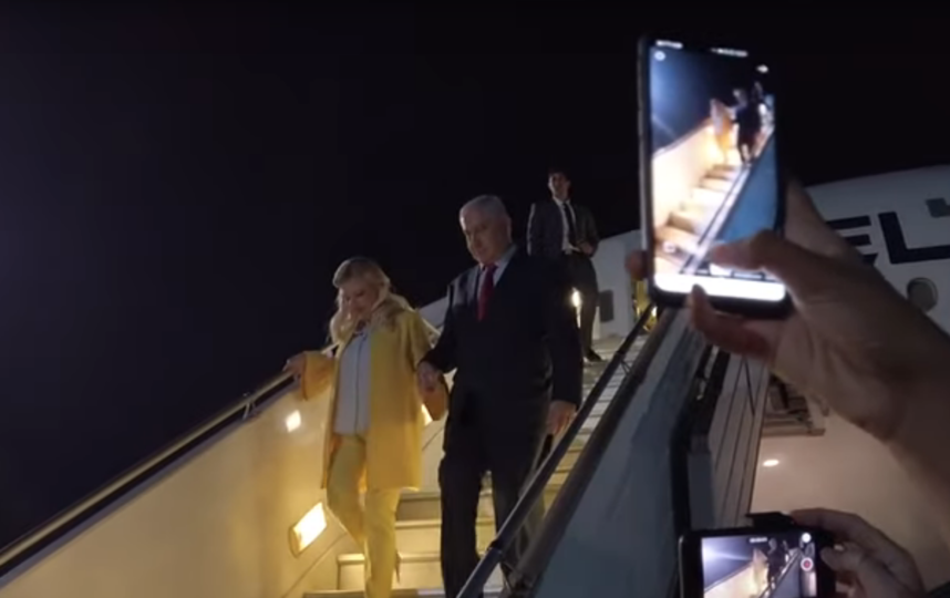 Биньямин Нетаньяху и Сара Нетаньяху в аэропорту Киева. Фото скриншот youtube.com/watch?v=Z992hoR9s8k