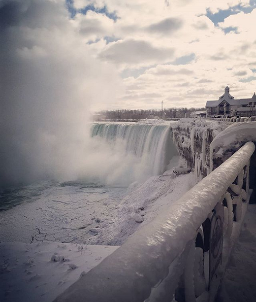 Ледяными видами восхищаются пользователи в Сети. Фото Скриншот instagram.com/rawynieves/