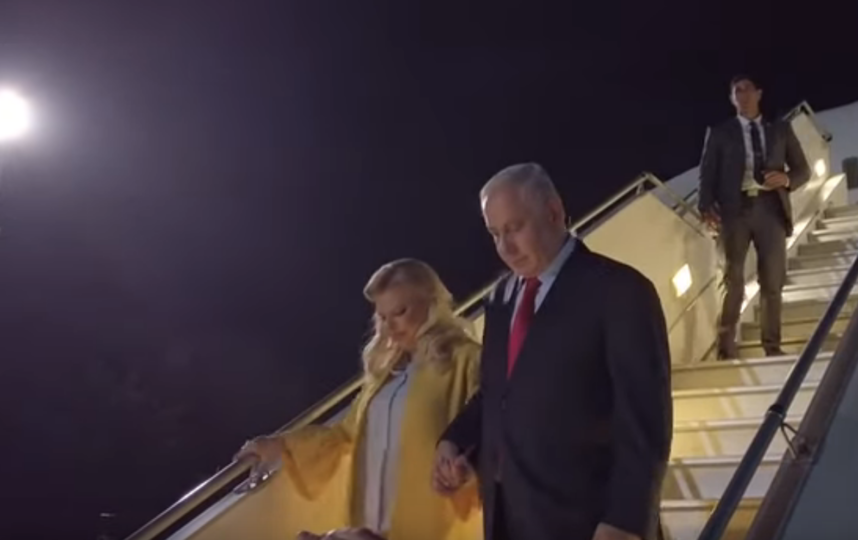 Биньямин Нетаньяху и Сара Нетаньяху в аэропорту Киева. Фото скриншот youtube.com/watch?v=Z992hoR9s8k