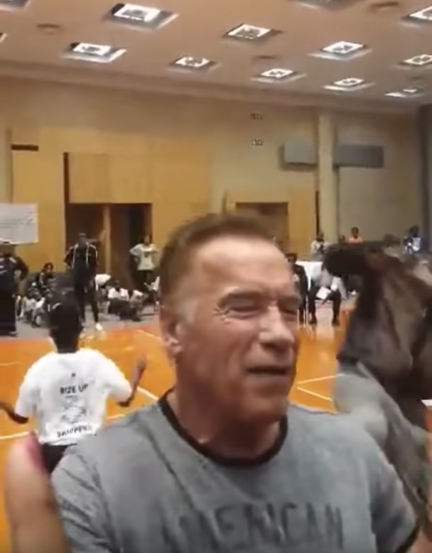 Момент удара. Фото Скриншот/ World's Strongest Fan, Скриншот Youtube