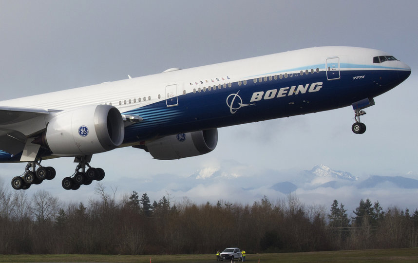 Новый самолёт Boeing 777X совершил первый испытательный полёт