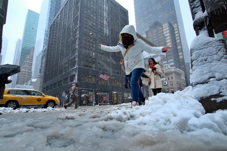 Нью-Йорк завалило снегом (фото)