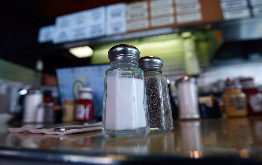 В сутки рекомендуется употреблять в пищу не более пяти граммов соли. Фото Getty